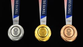 東京オリンピックのメダルデザイン発表　立体的な渦状で光り輝く