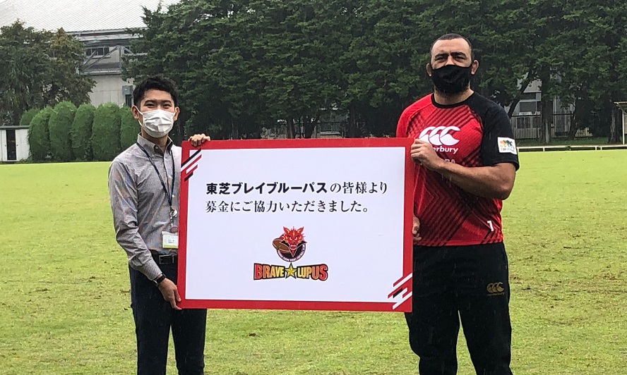 東芝選手会がラゾーナ川崎に募金贈呈。「感染防止へいいディフェンスを」とリーチ