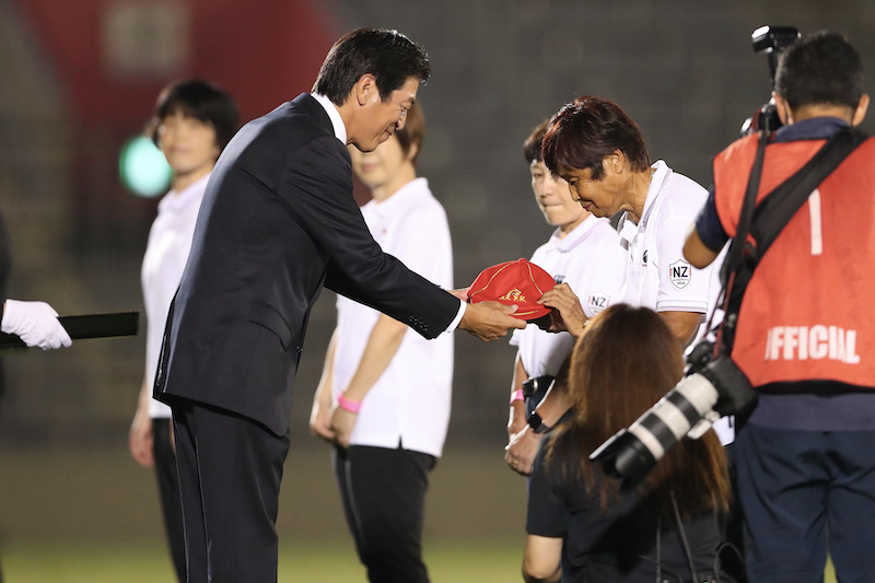 歴代女子日本代表選手へキャップ授与。歴史的な夜に、心あたたまるセレモニー