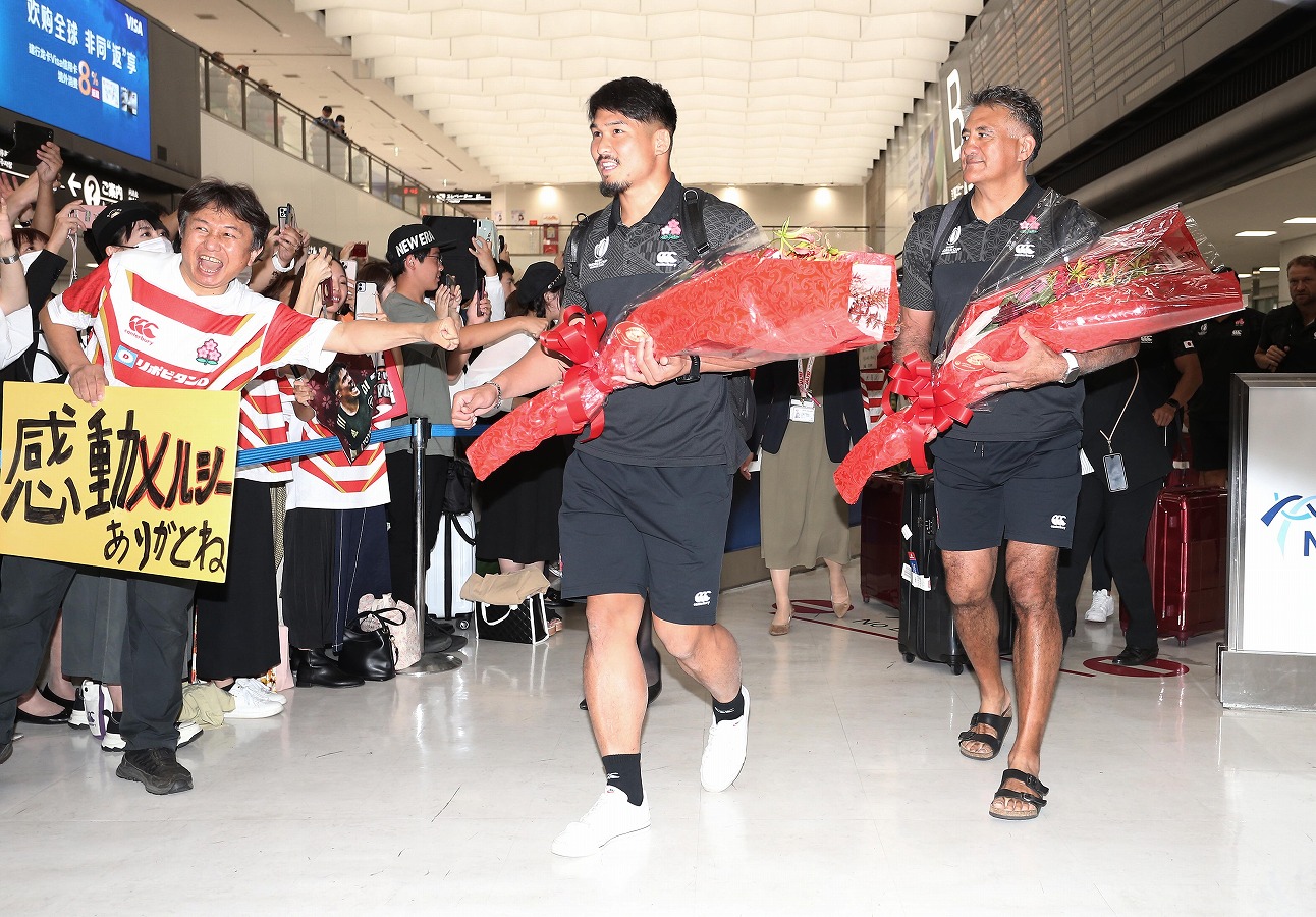 ラグビー日本代表、先発隊が帰国。成田空港で約200人のファンが出迎え。