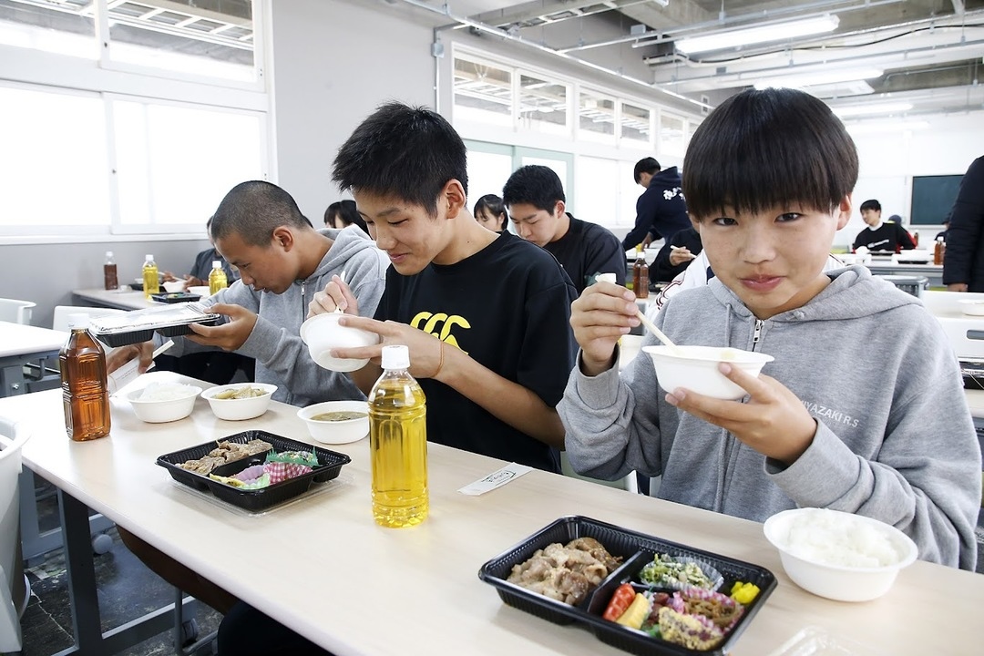 早大で代表選手の成長見守った管理栄養士。中学生におにぎりを作ってもらうわけ。