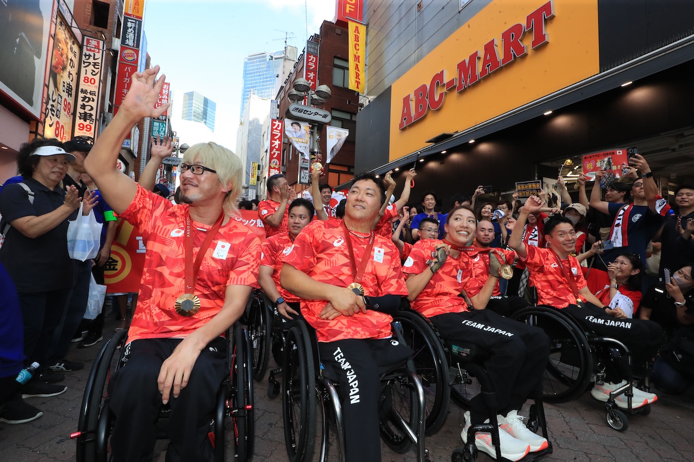 車いすラグビー日本代表、金メダルを輝かせ渋谷で凱旋パレード。