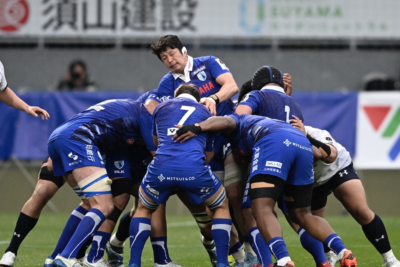 再びファイナリスト撃破。静岡ブルーレヴズが雨の本拠地で喜ぶ。