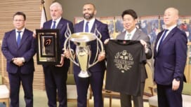 東芝ブレイブルーパス東京がフレンドリーエリアの川崎市長を表敬訪問。リーチ「優勝の実感が湧…