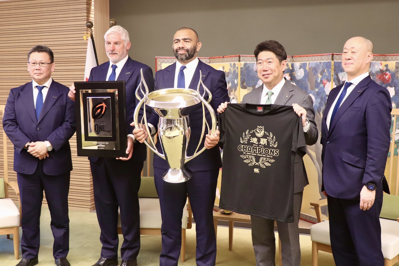 東芝ブレイブルーパス東京がフレンドリーエリアの川崎市長を表敬訪問。リーチ「優勝の実感が湧いてきた」