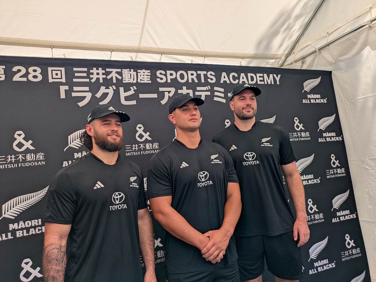 試合当日朝からマオリ・オールブラックスが働く。交流イベントには田中史朗も参加。