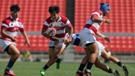 関西ラグビー協会100周年を祝う東西学生対抗戦、東軍が西軍を55－28で破る。
