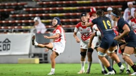 サクラフィフティーン津久井萌は身体でパスを放る。