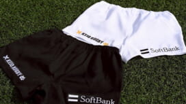 慶應義塾大が新たなスポンサー契約締結。パンツ後面に「SoftBank」ロゴを掲出。