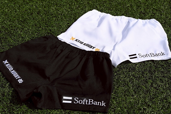 慶應義塾大が新たなスポンサー契約締結。パンツ後面に「SoftBank」ロゴを掲出。