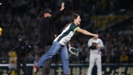 プロ野球「日本シリーズ」の始球式を終えた長田いろは。「めちゃくちゃ緊張しました」
