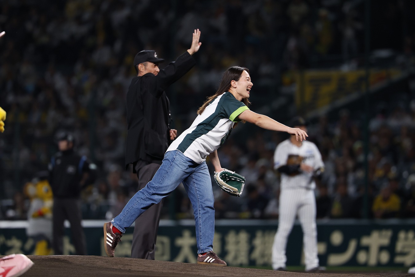 プロ野球「日本シリーズ」の始球式を終えた長田いろは。「めちゃくちゃ緊張しました」