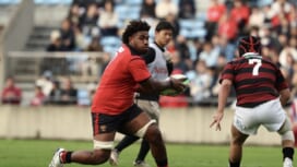 会心の一撃。帝京大のカイサ・ダウナカマカマが誇るタックル特訓。