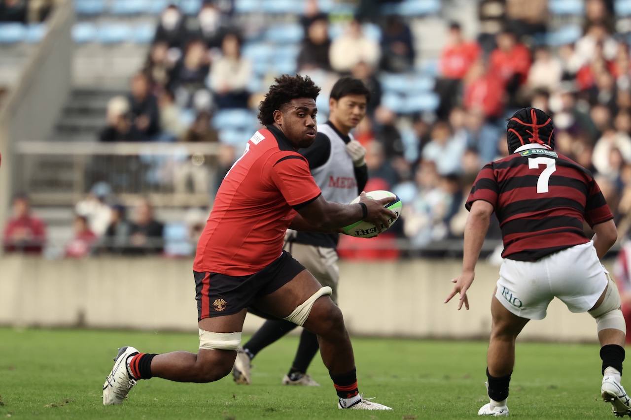 会心の一撃。帝京大のカイサ・ダウナカマカマが誇るタックル特訓。