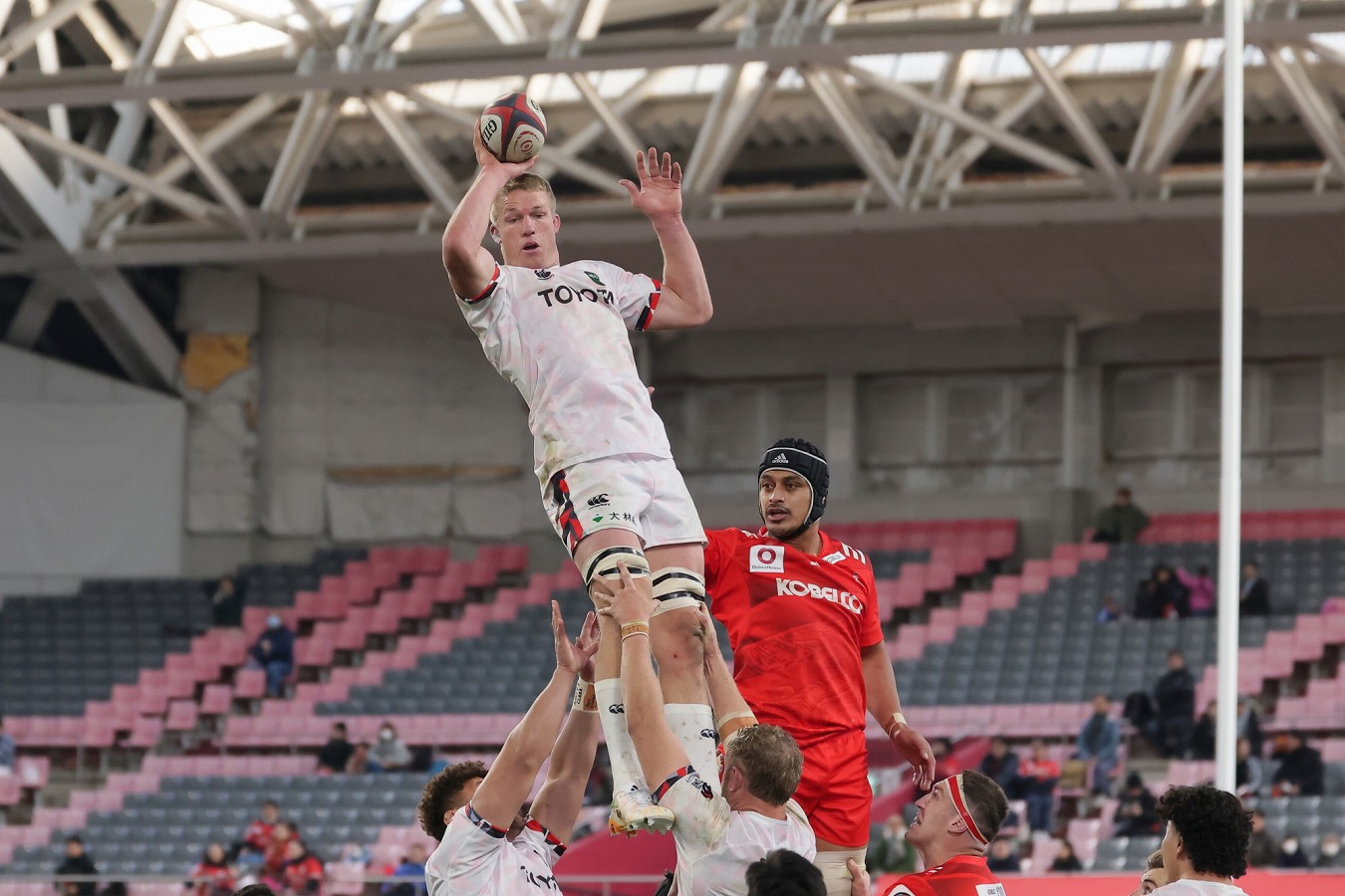 トヨタヴェルブリッツのピーターステフ・デュトイが南アフリカに帰国。手術を伴う負傷で長期離脱。