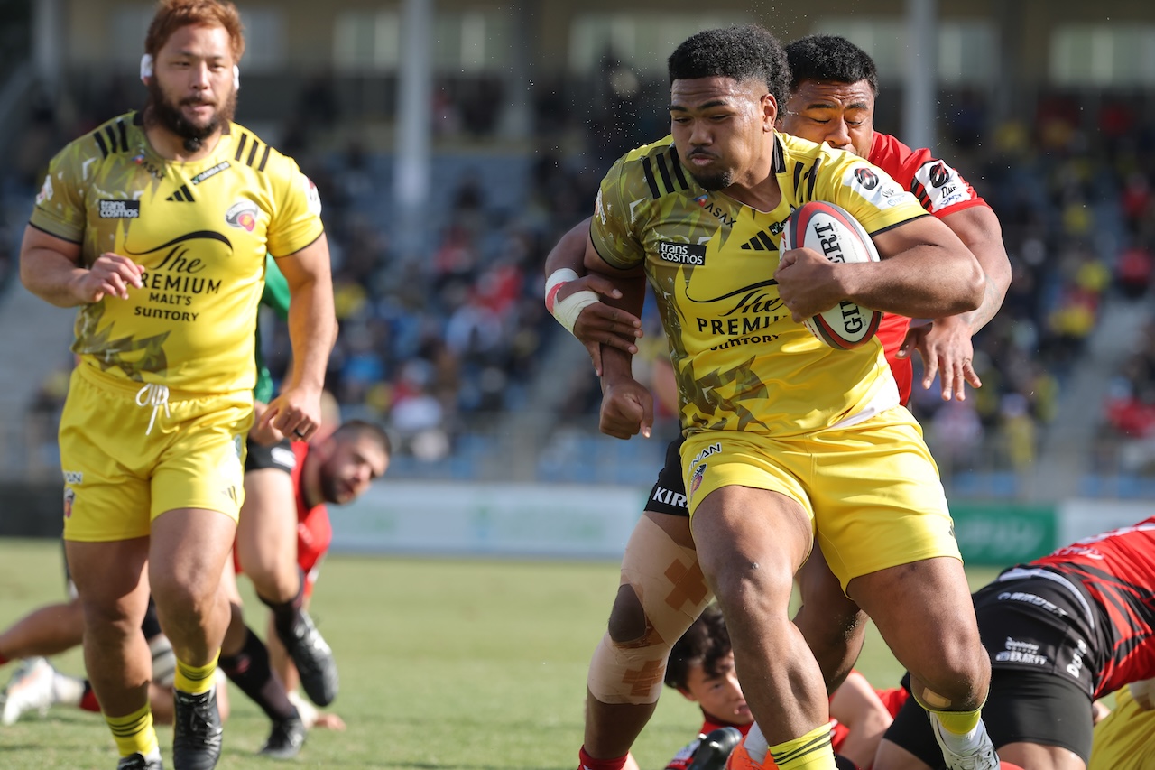 「放らんでいい」。サンゴリアス新人のパトリック・ヴァカタ、名手のエールを背に突進。