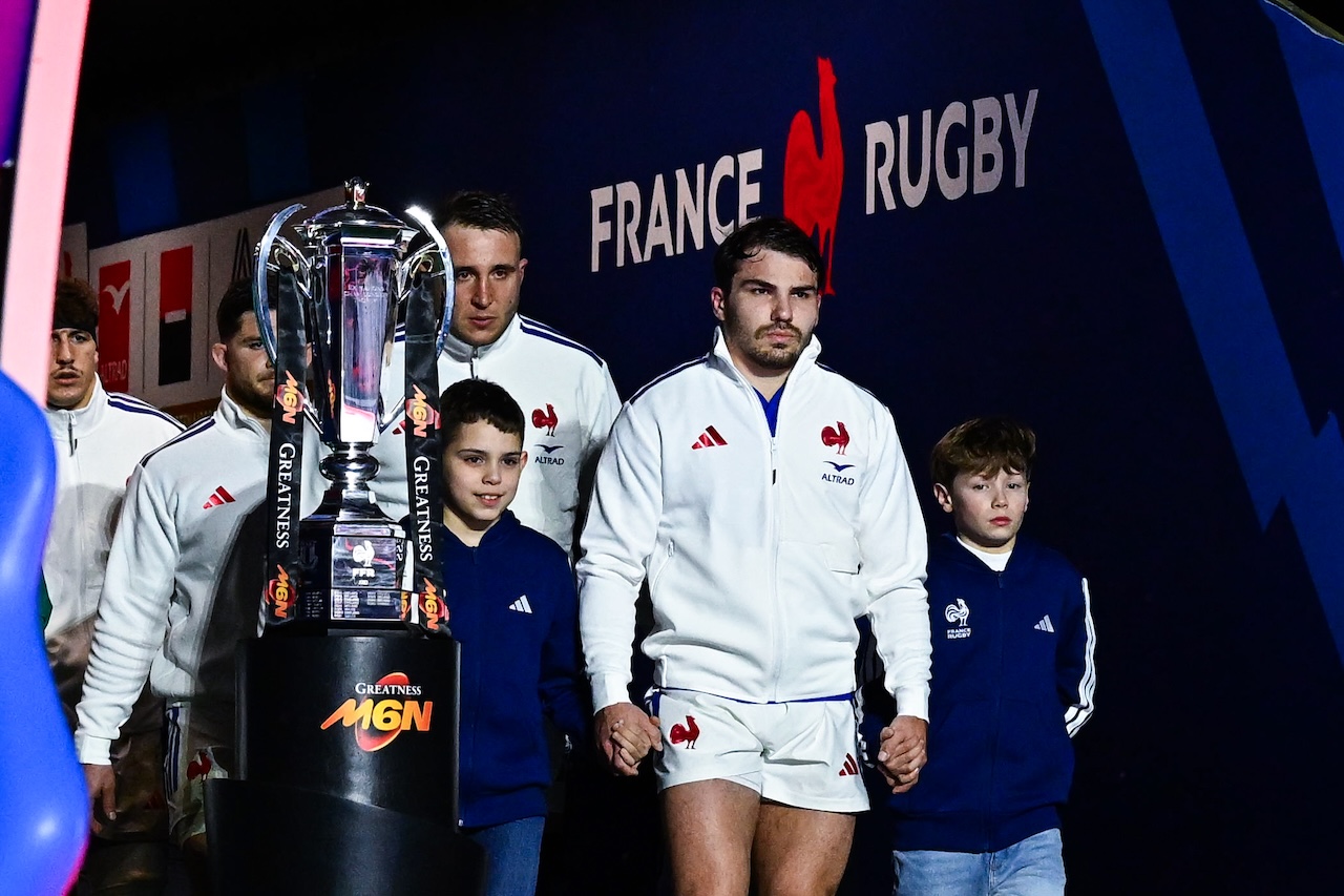 シックスネーションズのトロフィーが輸送中の事故で損傷、使用不可に。