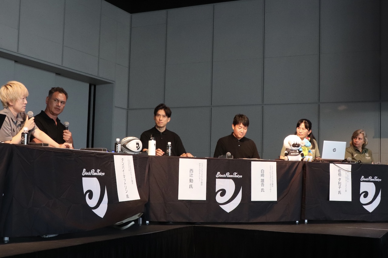 リコーブラックラムズ東京×ビジャレアルCF「人づくり・街づくり」カンファレンスを開催。マットソンHCも学びの機会に出席