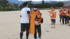 歓声を上げる小学生たち　奈良・天理でラグビークリニック