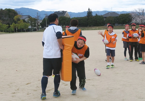 歓声を上げる小学生たち　奈良・天理でラグビークリニック