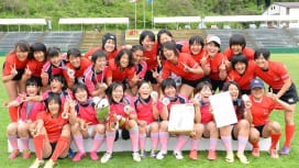 ワールドユース女子セブンズで優勝した関東選抜と３位福岡レディース（撮影：Hiroaki.…
