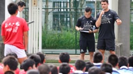 世界的スターのダン・カーターが来日。熊本、福岡の中学生を相手にクリニックを行った（撮影：…