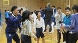体育館に歓声が響く　神戸聴覚特別支援学校で初めてのラグビー授業