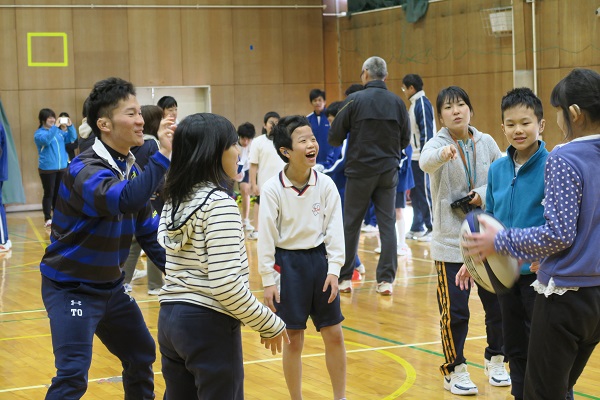 体育館に歓声が響く　神戸聴覚特別支援学校で初めてのラグビー授業