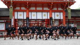 来日中のNZUが参拝した京都の下鴨神社で「ハカ」を奉納（C）YOSHIO ENOMOTO