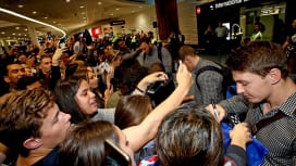 オークランド国際空港に出迎えた大勢のファンにサインするNZ代表バレット（C）Getty …