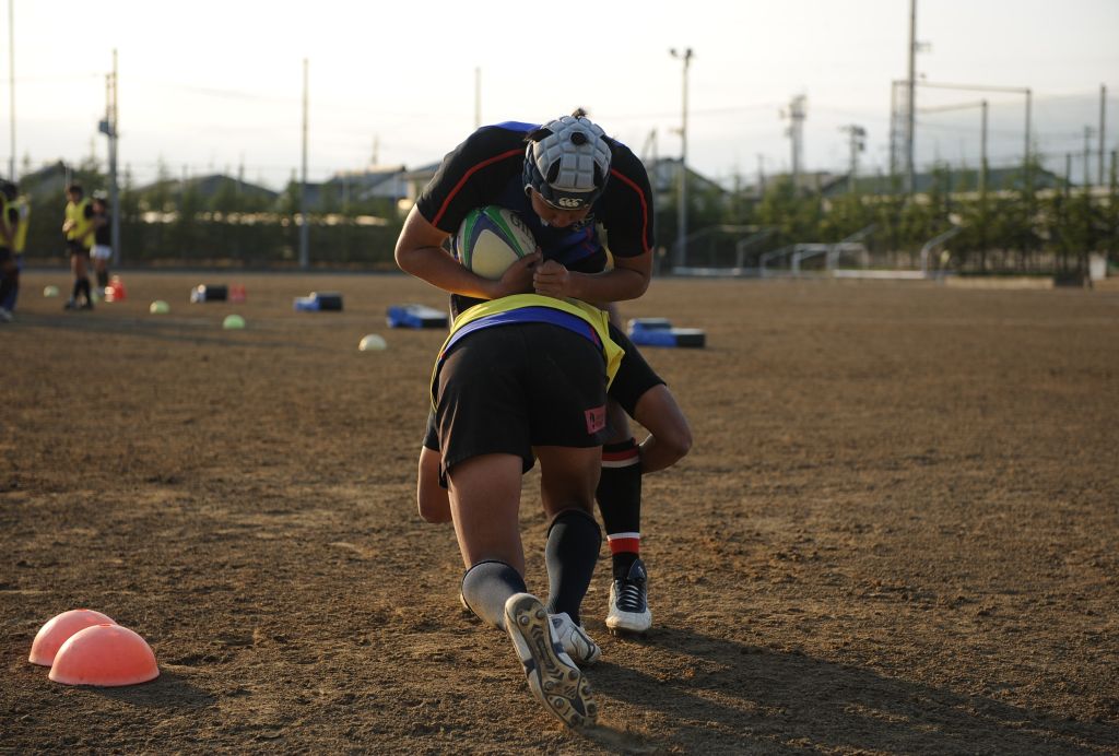 低く、鋭く、タックル練習を繰り返す選手。国内シーズン開幕まであと少し（撮影：BBM）