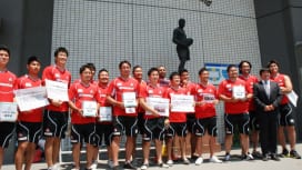 地震と原発事故で被災した子供たちを試合に招く為、募金活動を行った日本代表選手たち（撮影：…