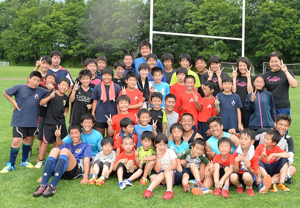 はじける笑顔。遠軽高校ラグビー部と遠軽ラグビースクールの子どもたち（撮影：Hiroaki.UENO）