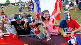 女子W杯で開催国フランスの代表選手を応援する少年少女（Photo: I. Picarel…