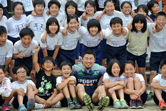 心の底から笑い、走った。トシさん、フミ、ハタケが熊本の小学校へ。