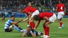 延長にもつれた激闘。敗者となったアルゼンチン選手を慰めるイギリス選手（C）Getty I…