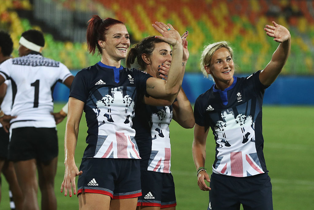 フィジーを倒して準決勝進出を決め、ファンに手を振るイギリスの選手たち（C）Getty Images