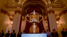 バッキンガム宮殿に飾られたウェブエリスカップ。いよいよ準々決勝へ（C）Getty Ima…