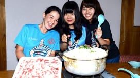 補食を作る中央大のマネージャー。左から高橋磨菜、巽友希、佐藤優希（撮影：Hiroaki.…