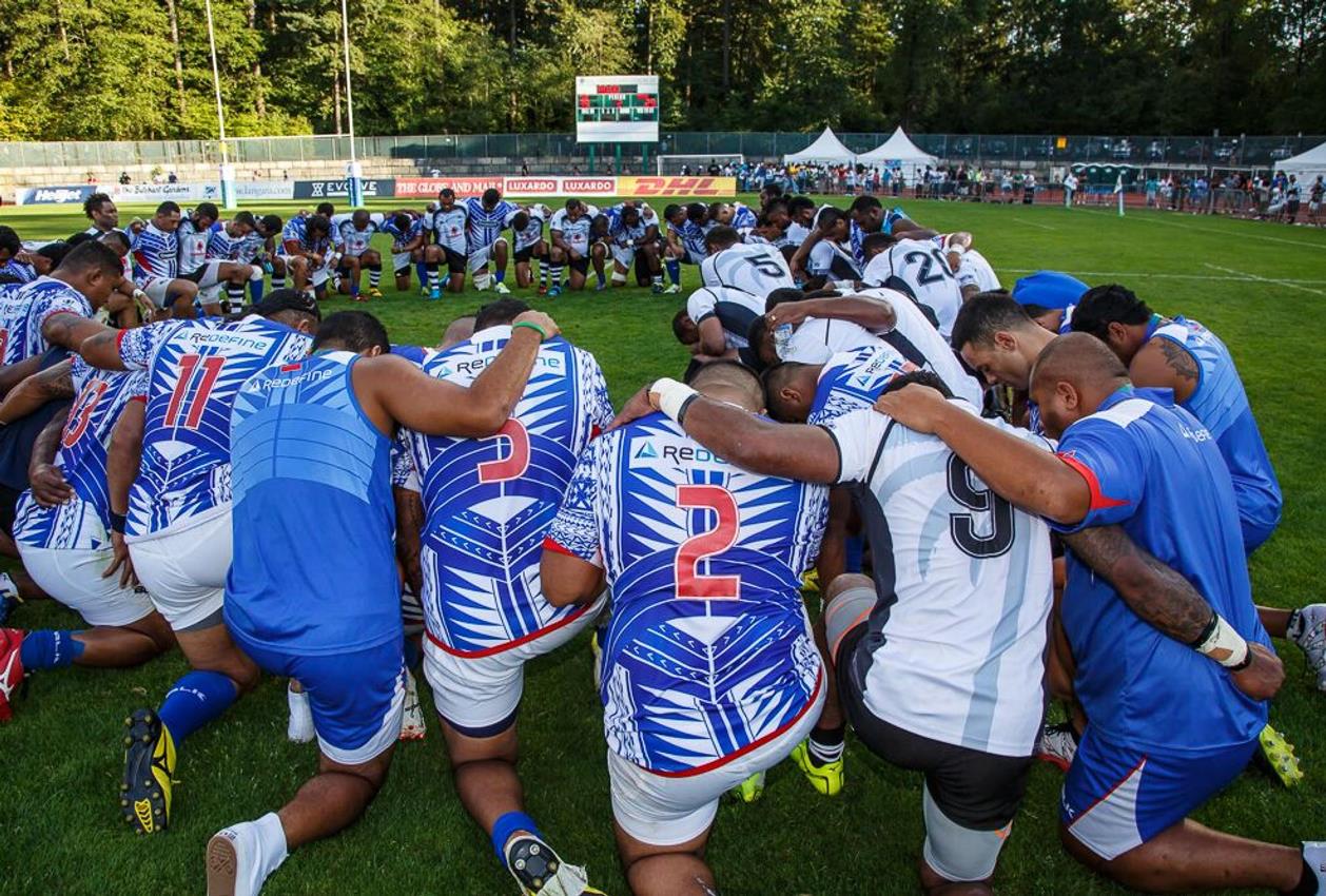 激闘後一緒に祈るフィジーとサモアの選手達（C）World Rugby/Lorne Collicutt