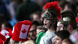 押され気味の試合を心配そうに見守るイタリアファンの子ども（C）Getty Images