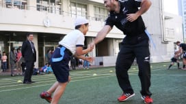 東京の青山小学校で子どもたちとタグラグビーを楽しんだマオリ代表の選手たち（撮影：松本かお…