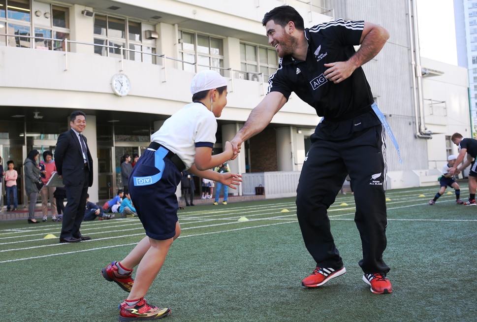 東京の青山小学校で子どもたちとタグラグビーを楽しんだマオリ代表の選手たち（撮影：松本かおり）