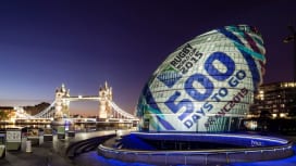 巨大なラグビーボールに姿を変えたロンドン市庁舎。W杯まであと500日（Photo: ER…