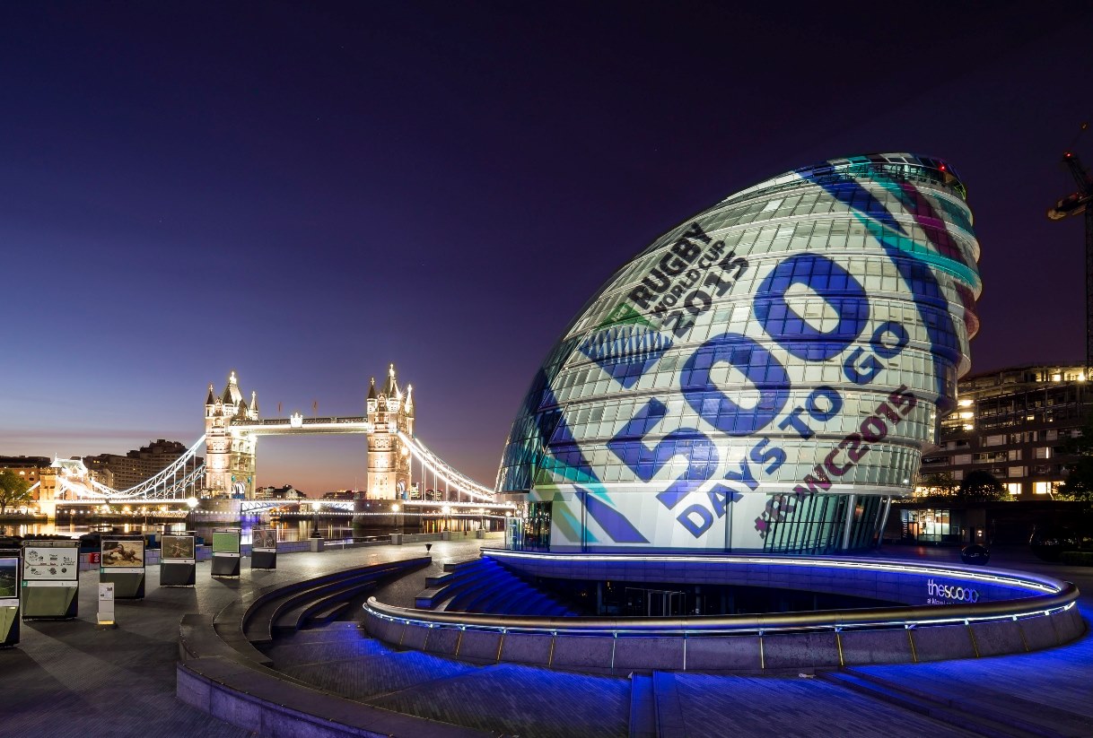巨大なラグビーボールに姿を変えたロンドン市庁舎。W杯まであと500日（Photo: ER 2015）