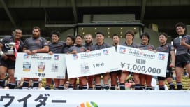 ウイダージャパンセブンズで優勝し、賞金100万円を獲得したリコーブラックラムズ（撮影：松…