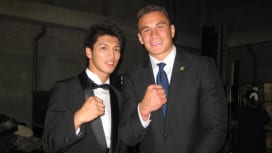 スカパー！の表彰式でロンドン五輪ボクシング金メダリスト村田諒太さんと一緒になったSBW（…