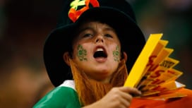 アイルランドの妖精に扮し、選手たちに声援を送るヤングファン（C）Getty Images