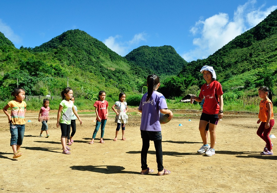 子どもたちに笑顔を。アジアで広がる「パス・イット・バック」。ラオスの風景（C）World Rugby
