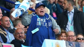 RWCのアルゼンチン対トンガ戦を観て興奮するサッカー界の英雄マラドーナ（C）Getty …
